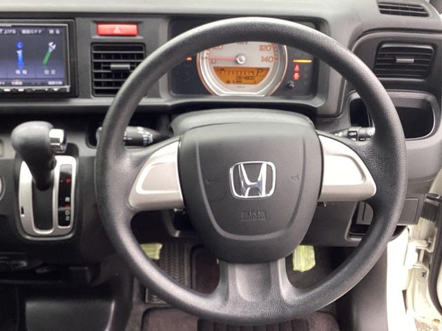 �C���e���A�ɍ��킹���f�U�C���̃X�e�A�����O�́A�^�]�������̂��Ƃ��l���A�^�]���₷���`��A�傫���ł��B�����x�A���ۂɐG���Ă��m���߂��������B