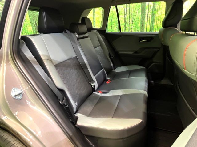後部座席も気になるようなキズ・汚れやへたり等、大きなダメージはなく、良好な状態です。