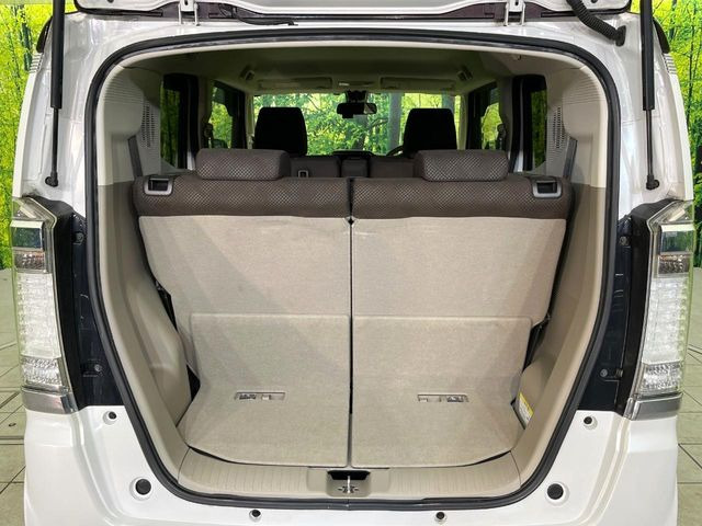 ���i�̂���������ʋ΁A���}���ɏ\���ȉ׎��X�y�[�X���m�ۂ��Ă���܂��B�Z�J���h�V�[�g��|���ƁA�傫�ȉו��̐ύڂ��\�ł���