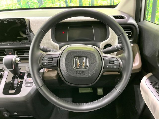 �C���e���A�ɍ��킹���f�U�C���̃X�e�A�����O�́A�^�]�������̂��Ƃ��l���A�^�]���₷���`��A�傫���ł��B�����x�A���ۂɐG���Ă��m���߂��������B