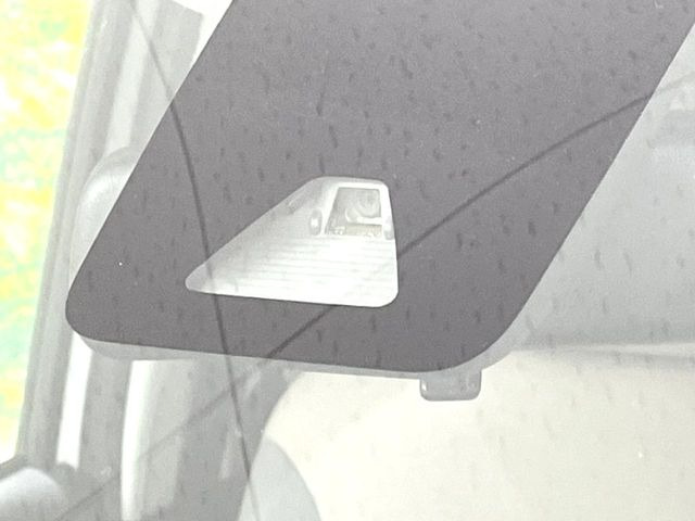 【スマートアシスト】走行中に前方の車両等を認識し、衝突しそうな時は警報とブレーキで衝突回避と被害軽減をアシスト。より安全にドライブをお楽しみいただけます。