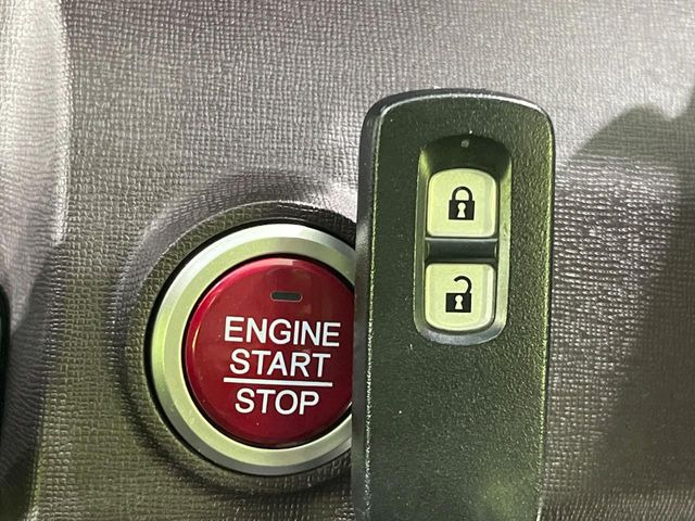 【Hondaスマートキー】カバンやポケットに入れたままでもドアの施錠・解錠が可能なスマートキーを装備。エンジンのオン・オフ時もカギを取り出す必要が無いからとっても便利です♪