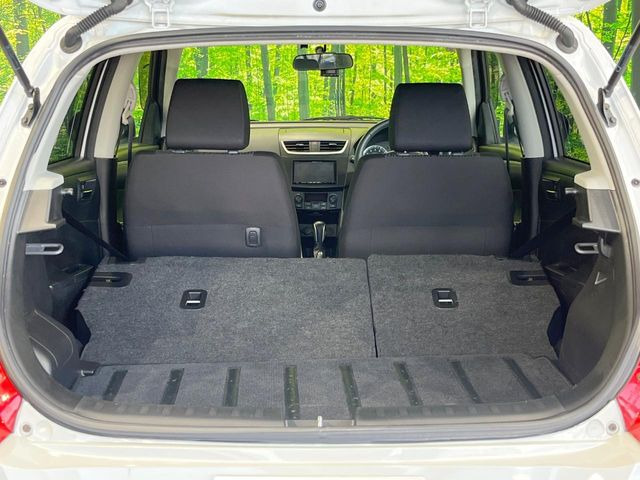 ���i�̂���������ʋ΁A���}���ɏ\���ȉ׎��X�y�[�X���m�ۂ��Ă���܂��B�Z�J���h�V�[�g��|���ƁA�傫�ȉו��̐ύڂ��\�ł���