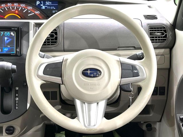 �C���e���A�ɍ��킹���f�U�C���̃X�e�A�����O�́A�^�]�������̂��Ƃ��l���A�^�]���₷���`��A�傫���ł��B�����x�A���ۂɐG���Ă��m���߂��������B