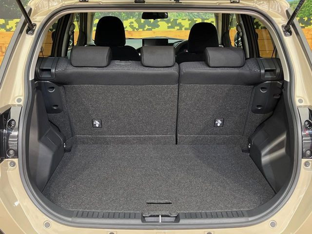 ���i�̂���������ʋ΁A���}���ɏ\���ȉ׎��X�y�[�X���m�ۂ��Ă���܂��B�Z�J���h�V�[�g��|���ƁA�傫�ȉו��̐ύڂ��\�ł���