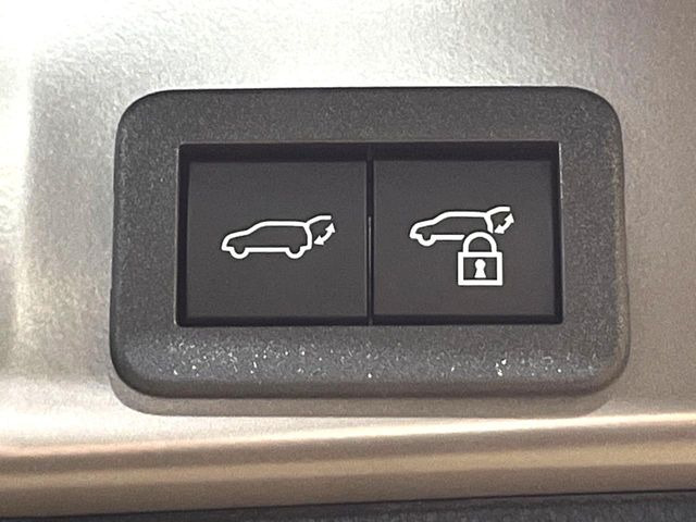 【パワーバックドア】スマートキーや運転席のボタンを押すだけでリアゲートが自動で開閉します!荷物を持っている時や、高い位置にあるバックドアを閉める際に便利な機能です♪