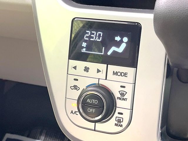 【オートエアコン】一度お好みの温度に設定すれば、車内の温度を検知し風量や温度を自動で調整。暑い&hellip;寒い&hellip;と何度もスイッチ操作をする必要はありません。快適な車内空間には必須の機能ですね♪