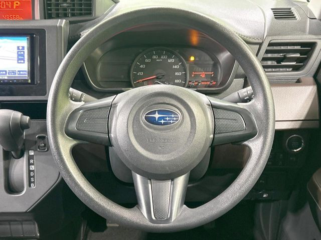 �C���e���A�ɍ��킹���f�U�C���̃X�e�A�����O�́A�^�]�������̂��Ƃ��l���A�^�]���₷���`��A�傫���ł��B�����x�A���ۂɐG���Ă��m���߂��������B