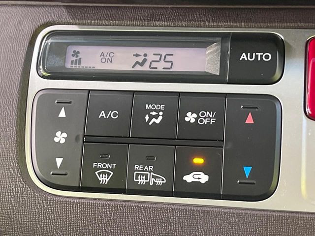 【オートエアコン】一度お好みの温度に設定すれば、車内の温度を検知し風量や温度を自動で調整。暑い&hellip;寒い&hellip;と何度もスイッチ操作をする必要はありません。快適な車内空間には必須の機能ですね♪