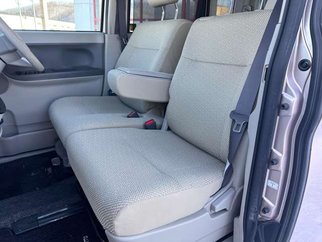 助手席もシートに穴あきは無く、綺麗な状態です!