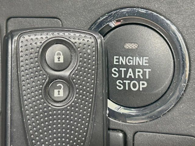 �y�L�[�t���[�V�X�e���z�J�o����|�P�b�g�ɓ��ꂽ�܂܂ł��h�A�̎{���E�������\�ȃX�}�[�g�L�[�𑕔��B�G���W���̃I���E�I�t�����J�M�����o���K�v����������Ƃ��Ă��֗��ł���