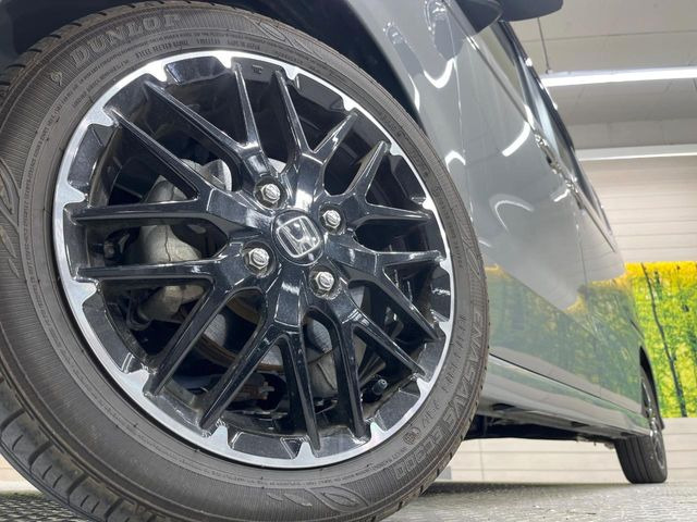 【純正アルミホイール】外観にマッチした純正アルミホイールを装着しております。各種社外アルミホイールや、スタッドレスタイヤも取扱いしております。是非ご相談ください♪