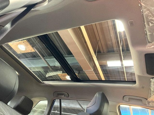 【大型サンルーフ】車内の解放感が一気に上がる大型のパノラマルーフ!季節を問わず開放的で快適なドライブをお楽しみいただけます。流通量も少なく希少価値の高い人気の装備です♪