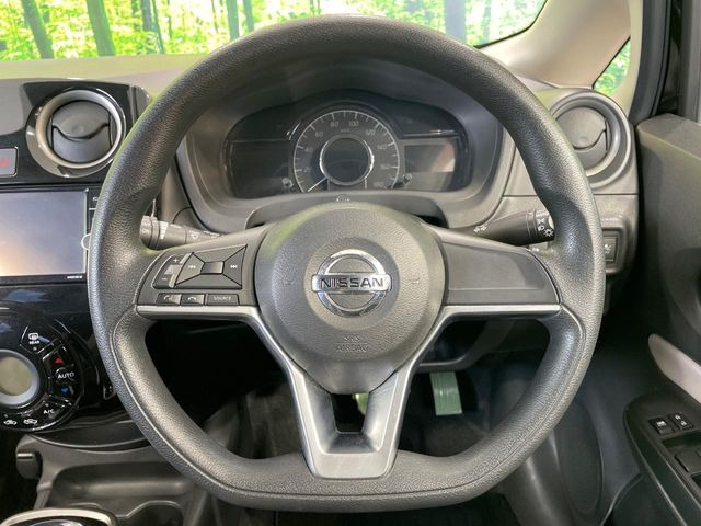 �C���e���A�ɍ��킹���f�U�C���̃X�e�A�����O�́A�^�]�������̂��Ƃ��l���A�^�]���₷���`��A�傫���ł��B�����x�A���ۂɐG���Ă��m���߂��������B