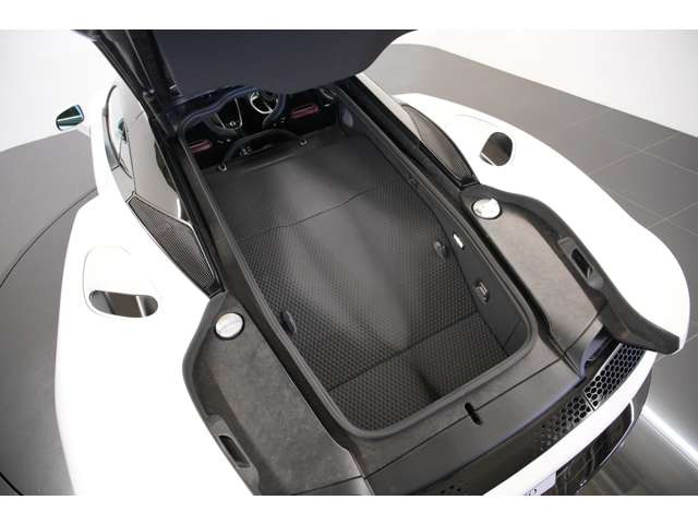 4.0L V8�c�C���^�[�{�G���W���𓋍ڂ��A�������\�������B�A�N�Z���𓥂ݍ��߂΃}�N���[�����Ȃ�ł͂̎h���I�ȃp�t�H�[�}���X��̊��ł��܂��B