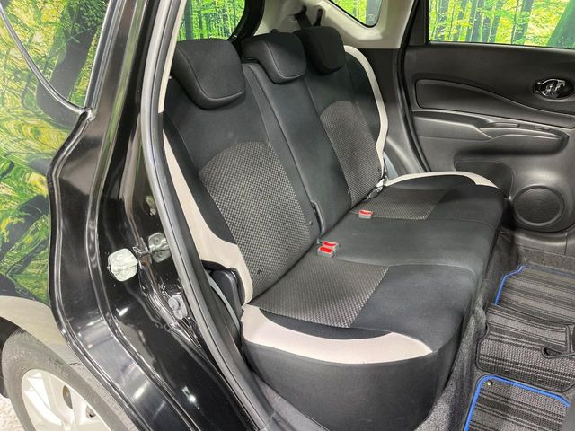 広々とした2列目シートは居住性が高く、居心地も快適!友達や家族とのお出かけにぴったりです。ベビーシートやチャイルドシート使用時も快適にお過ごしいただける十分な空間を確保しています。