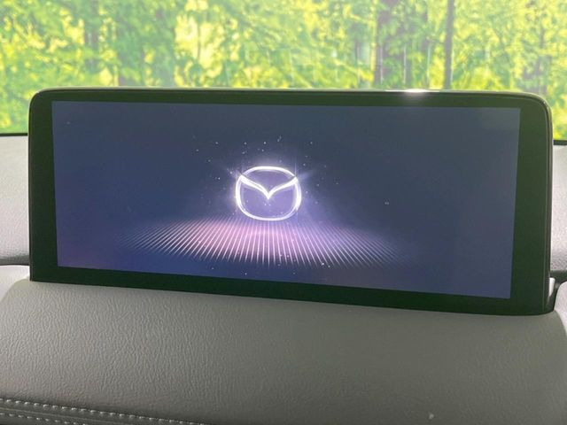 【10.25インチマツダコネクト】車内の雰囲気にマッチした大型ディスプレイ。スマホ接続でのナビ使用やBluetooth再生等、様々な機能が楽しめます。直感的なダイヤル操作が可能で、使い勝手も良好です。