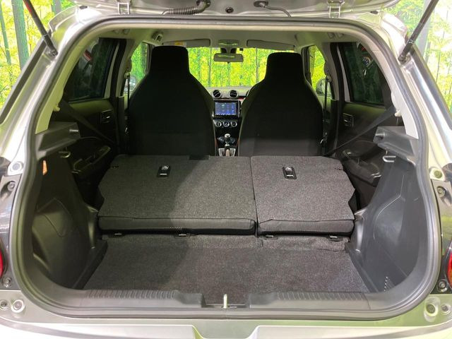 ���i�̂���������ʋ΁A���}���ɏ\���ȉ׎��X�y�[�X���m�ۂ��Ă���܂��B�Z�J���h�V�[�g��|���ƁA�傫�ȉו��̐ύڂ��\�ł���