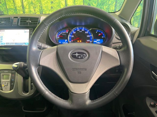 �C���e���A�ɍ��킹���f�U�C���̃X�e�A�����O�́A�^�]�������̂��Ƃ��l���A�^�]���₷���`��A�傫���ł��B�����x�A���ۂɐG���Ă��m���߂��������B