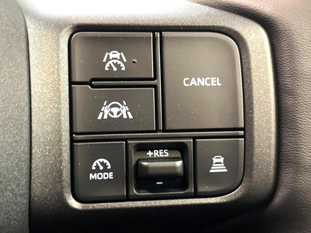 【レーダークルーズコントロール】高速道路での長距離走行が楽に!!自動で速度を保つクルーズコントロールが、衝突軽減システムと連携し、前方の車両を感知して車間を保つように速度調節してくれます!!