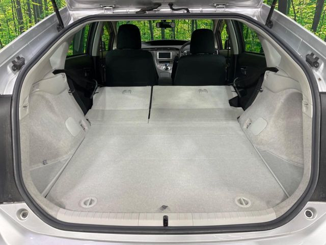 ���i�̂���������ʋ΁A���}���ɏ\���ȉ׎��X�y�[�X���m�ۂ��Ă���܂��B�Z�J���h�V�[�g��|���ƁA�傫�ȉו��̐ύڂ��\�ł���