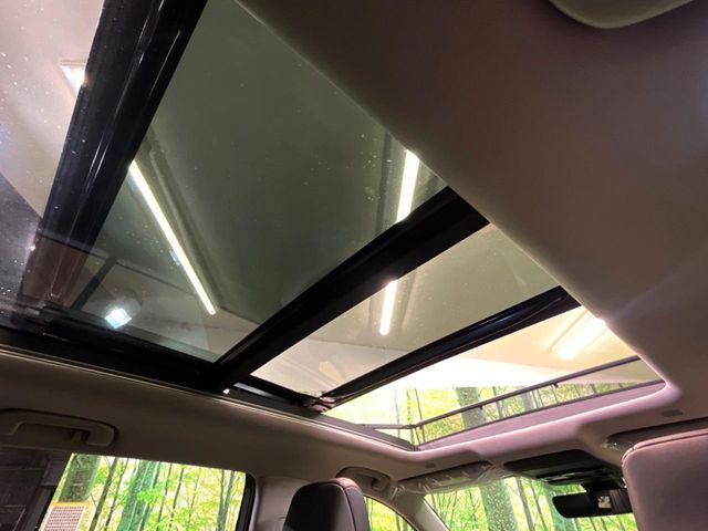 【大型サンルーフ】車内の解放感が一気に上がる大型のパノラマルーフ!季節を問わず開放的で快適なドライブをお楽しみいただけます。流通量も少なく希少価値の高い人気の装備です♪
