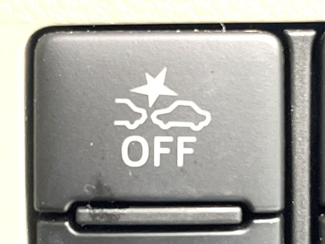 【スマートアシスト】走行中に前方の車両等を認識し、衝突しそうな時は警報とブレーキで衝突回避と被害軽減をアシスト。より安全にドライブをお楽しみいただけます。