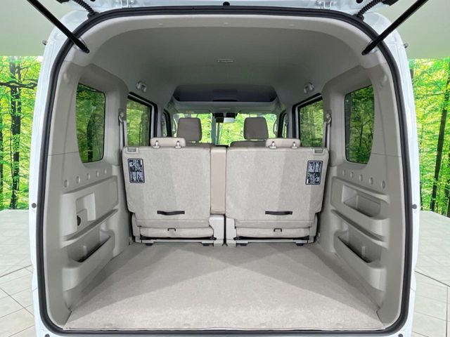 ���i�̂���������ʋ΁A���}���ɏ\���ȉ׎��X�y�[�X���m�ۂ��Ă���܂��B�Z�J���h�V�[�g��|���ƁA�傫�ȉו��̐ύڂ��\�ł���