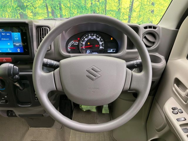 �C���e���A�ɍ��킹���f�U�C���̃X�e�A�����O�́A�^�]�������̂��Ƃ��l���A�^�]���₷���`��A�傫���ł��B�����x�A���ۂɐG���Ă��m���߂��������B