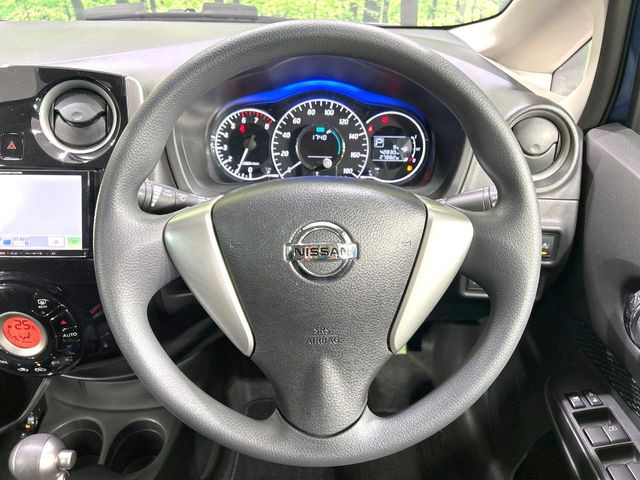 �C���e���A�ɍ��킹���f�U�C���̃X�e�A�����O�́A�^�]�������̂��Ƃ��l���A�^�]���₷���`��A�傫���ł��B�����x�A���ۂɐG���Ă��m���߂��������B