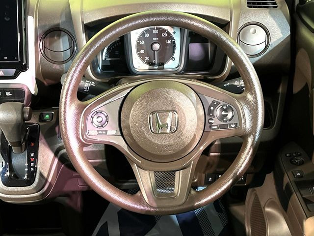 �C���e���A�ɍ��킹���f�U�C���̃X�e�A�����O�́A�^�]�������̂��Ƃ��l���A�^�]���₷���`��A�傫���ł��B�����x�A���ۂɐG���Ă��m���߂��������B