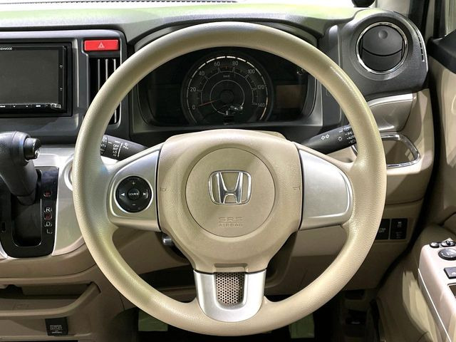 �C���e���A�ɍ��킹���f�U�C���̃X�e�A�����O�́A�^�]�������̂��Ƃ��l���A�^�]���₷���`��A�傫���ł��B�����x�A���ۂɐG���Ă��m���߂��������B