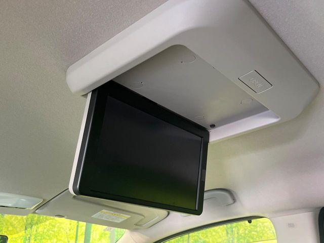 【フリップダウンモニター】大画面モニターで後席でもエンタメをお楽しみいただけます。小さなお子様にも大人気の装備です♪