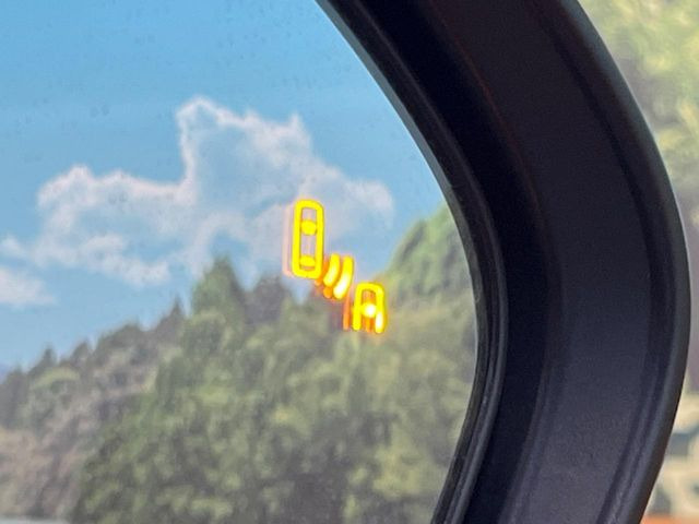 【ブラインドスポットモニター】走行中、ドアミラーの死角になりやすい箇所に後続車が接近するとサイドミラーのレンズに警告を表示!ドライバーに注意喚起をしてくれます。