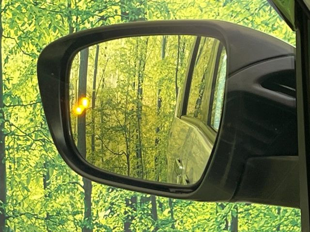 【後方車輛検知】走行中、ドアミラーの死角になりやすい箇所に後続車が接近するとサイドミラー付近に警告を表示、ドライバーに注意喚起をしてくれます。