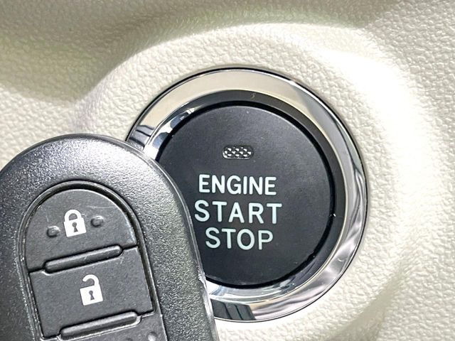 【キーフリーシステム】カバンやポケットに入れたままでもドアの施錠・解錠が可能なスマートキーを装備。エンジンのオン・オフ時もカギを取り出す必要が無いからとっても便利です♪