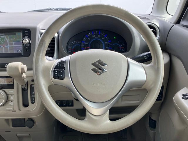 �C���e���A�ɍ��킹���f�U�C���̃X�e�A�����O�́A�^�]�������̂��Ƃ��l���A�^�]���₷���`��A�傫���ł��B�����x�A���ۂɐG���Ă��m���߂��������B