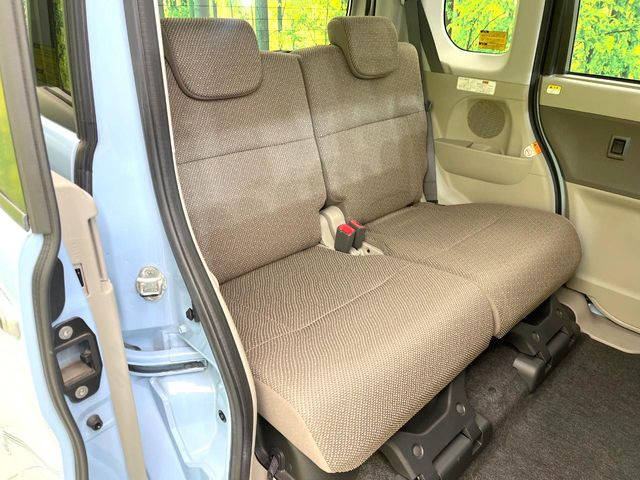 後部座席も気になるようなキズ・汚れやへたり等、大きなダメージはなく、良好な状態です。