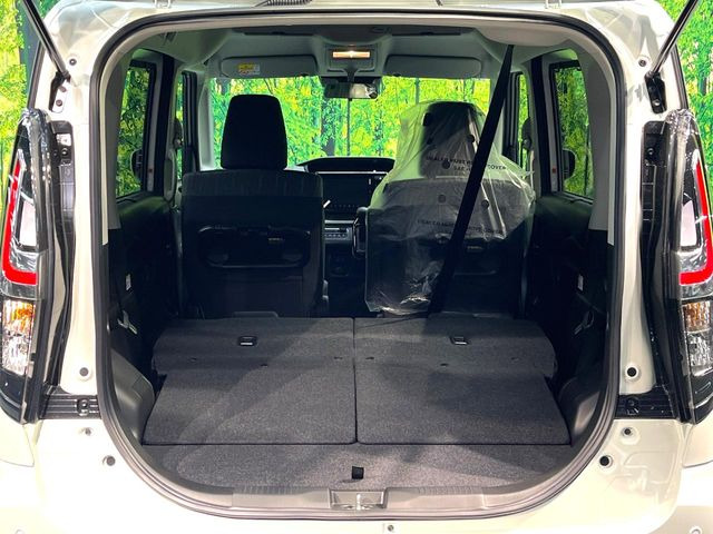 ���i�̂���������ʋ΁A���}���ɏ\���ȉ׎��X�y�[�X���m�ۂ��Ă���܂��B�Z�J���h�V�[�g��|���ƁA�傫�ȉו��̐ύڂ��\�ł���