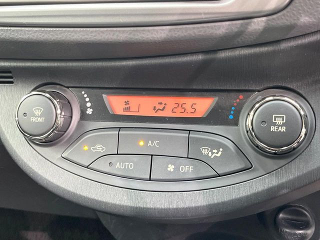 【オートエアコン】一度お好みの温度に設定すれば、車内の温度を検知し風量や温度を自動で調整。暑い&hellip;寒い&hellip;と何度もスイッチ操作をする必要はありません。快適な車内空間には必須の機能ですね♪