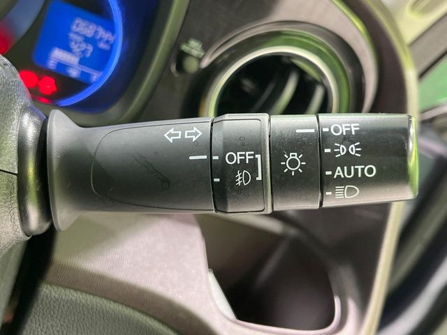 【オートライト】周りの明るさに応じて自動でヘッドライトの点灯・消灯ができる機能です!ライトの付け忘れ・消し忘れなどが無くなり、雨の日や夕方の走行も安心!トンネル通過時も便利ですね♪