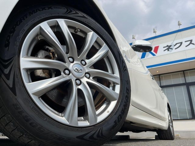 �y����18�C���`�A���~�z�C�[���z�O�ςɃ}�b�`���������A���~�z�C�[���𑕒����Ă���܂��B�e��ЊO�A���~�z�C�[����A�X�^�b�h���X�^�C�����戵�����Ă���܂��B���񂲑��k����������