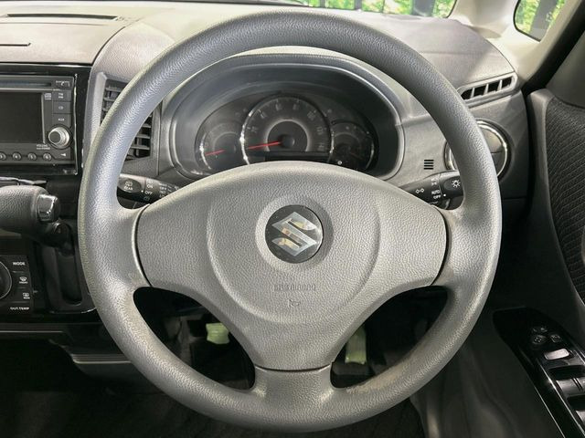 �C���e���A�ɍ��킹���f�U�C���̃X�e�A�����O�́A�^�]�������̂��Ƃ��l���A�^�]���₷���`��A�傫���ł��B�����x�A���ۂɐG���Ă��m���߂��������B