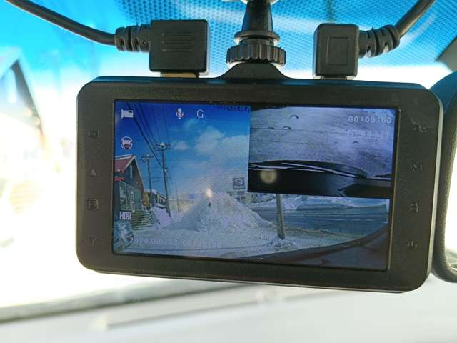 ������̎��̂�g���u���̍ۂɖ𗧂h���C�u���R�[�_�[�𑕔����Ă��܂��B���s���̉f�����L�^���A���̎��̏󋵊m�F����S�^�]�̃T�|�[�g�ɍv���B���S�E���S�ȃJ�[���C�t���T�|�[�g��������������ł��B