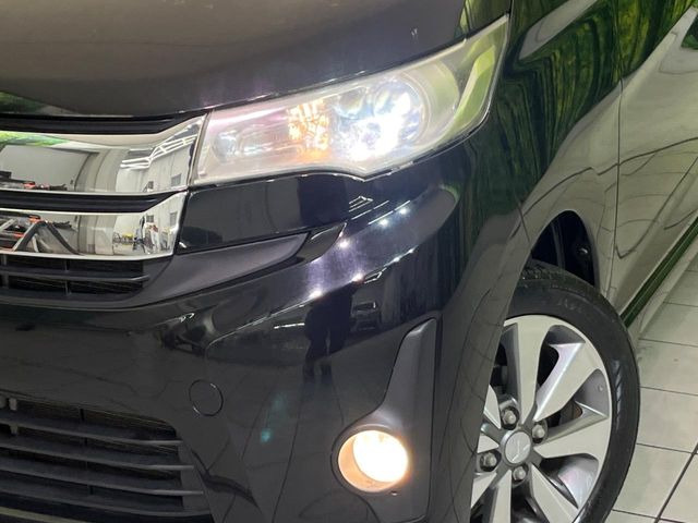 【HIDヘッドライト】非常に明るく前方を照らしてくれるので、悪天候や夜間の走行時も視界良好で安心してお乗りいただけます。