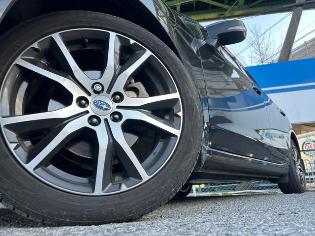 �y����17�C���`�A���~�z�C�[���z�O�ςɃ}�b�`���������A���~�z�C�[���𑕒����Ă���܂��B�e��ЊO�A���~�z�C�[����A�X�^�b�h���X�^�C�����戵�����Ă���܂��B���񂲑��k����������