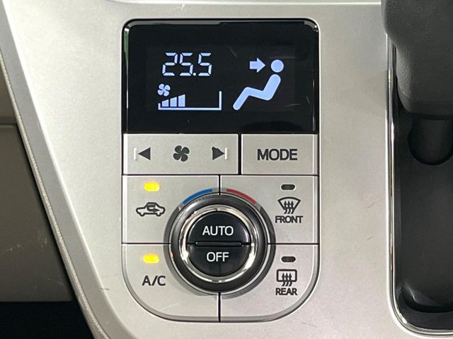 【オートエアコン】一度お好みの温度に設定すれば、車内の温度を検知し風量や温度を自動で調整。暑い&hellip;寒い&hellip;と何度もスイッチ操作をする必要はありません。快適な車内空間には必須の機能ですね♪