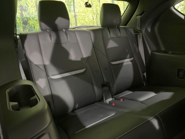 【黒革シート】上質な本革を使用し、高級感あふれる黒革シート。常に体に触れる部分だから、座り心地の良さにはこだわりたいですね♪汚れの付着や劣化を抑制する内装コーティング施工もおススメですよ♪