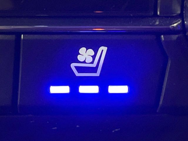 【シートベンチレーション】夏場は涼しい風でお尻や背中の熱やムレを防ぎ、冬はエアコンよりも早く温まってポカポカに!季節を問わず快適に過ごせます。