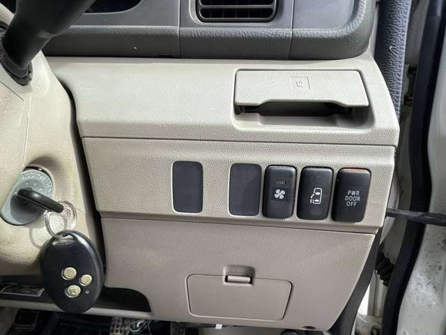 �Б��d���X���C�h�h�A�t���ŁA���q�l�̏��~���J�̓��̏�Ԃ����N���N�B�����̎g����������߂Ă���܂��B